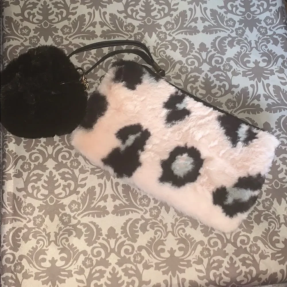 Fur wristlet‎